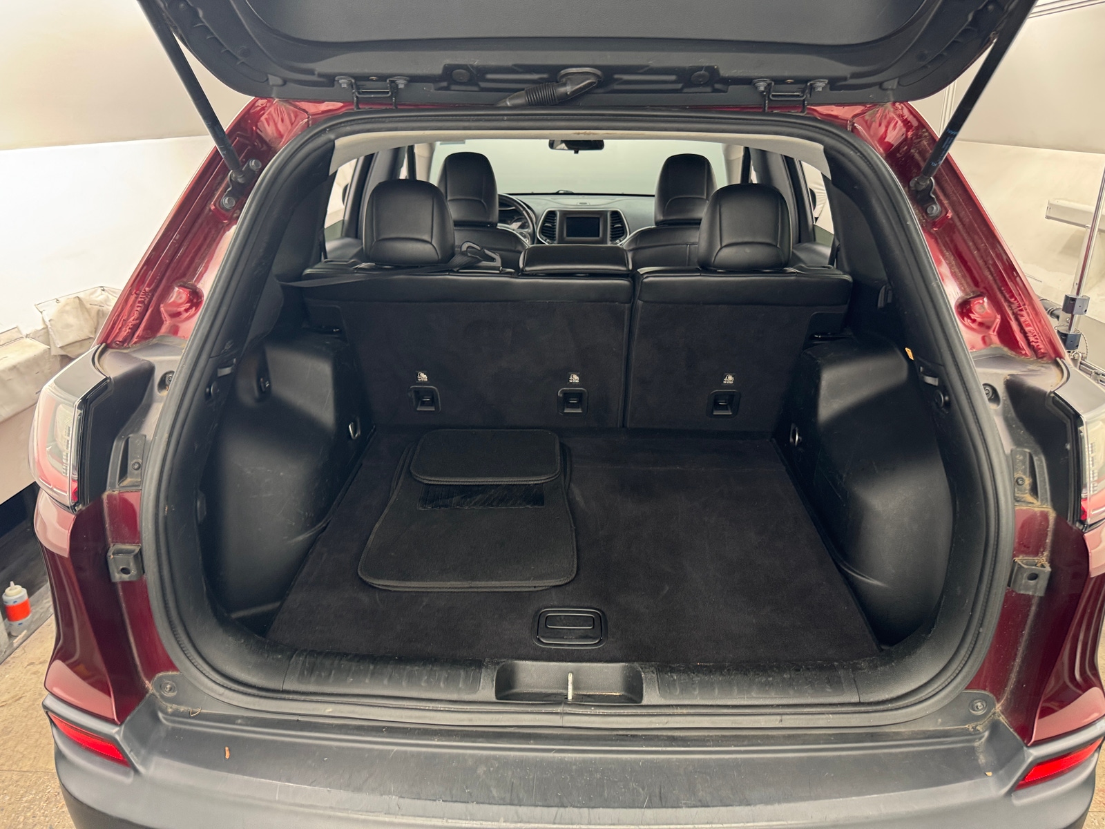 Thumbnail: 2019 Jeep Cherokee - 6