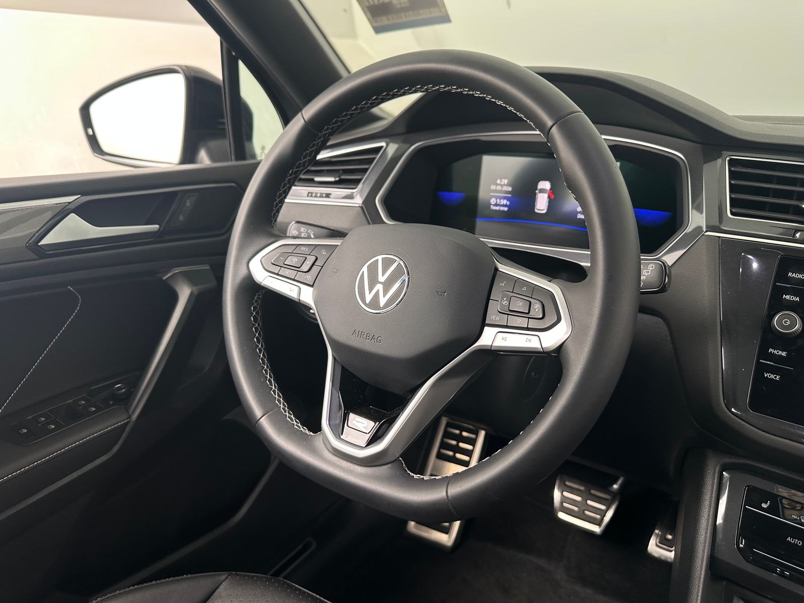 Thumbnail: 2023 Volkswagen Tiguan - 4