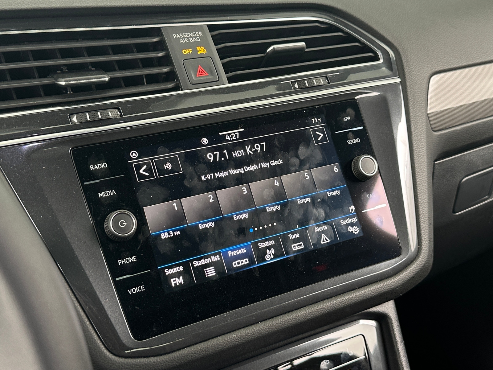 Thumbnail: 2023 Volkswagen Tiguan - 3