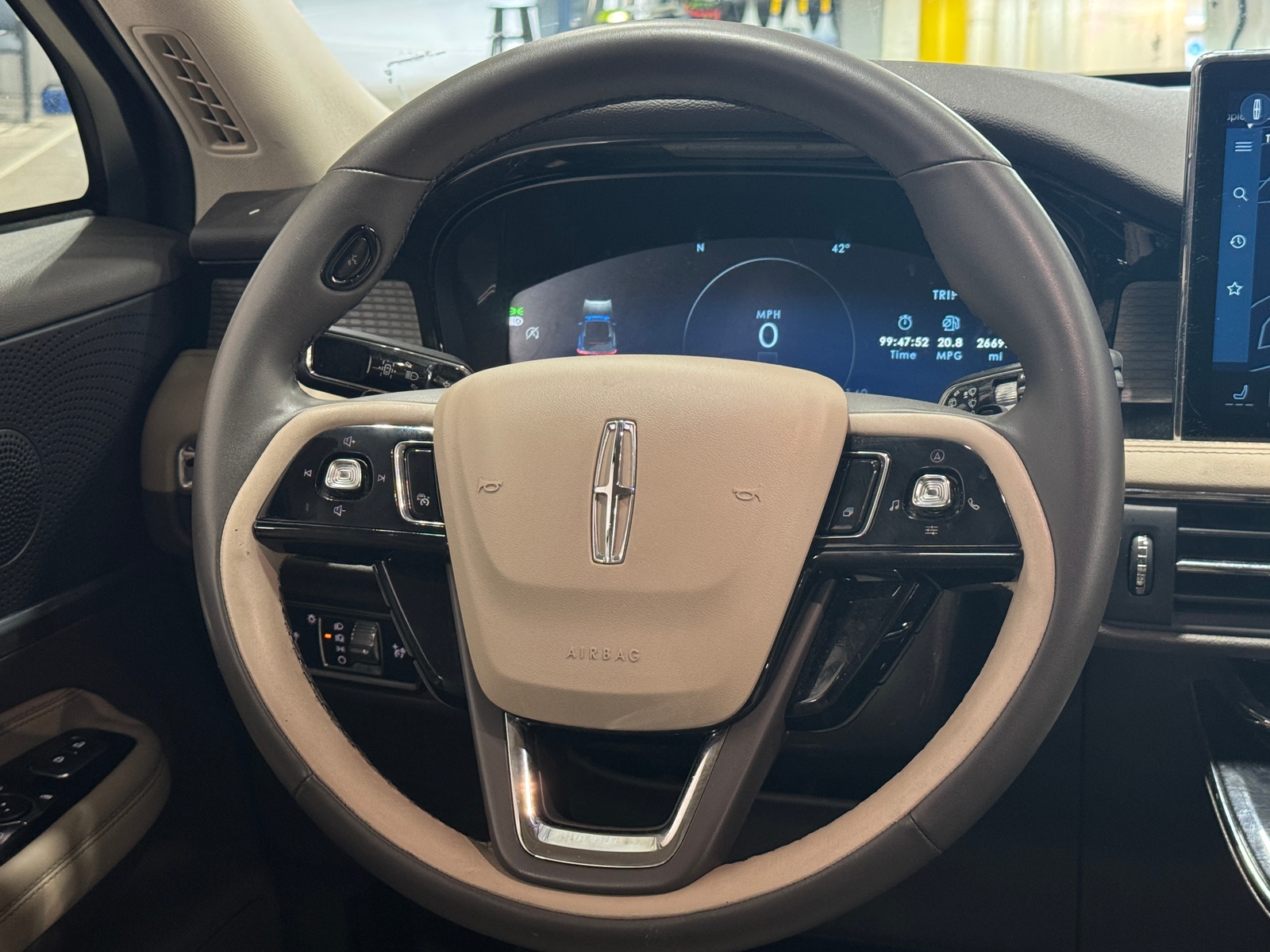 Thumbnail: 2023 Lincoln Corsair - 4