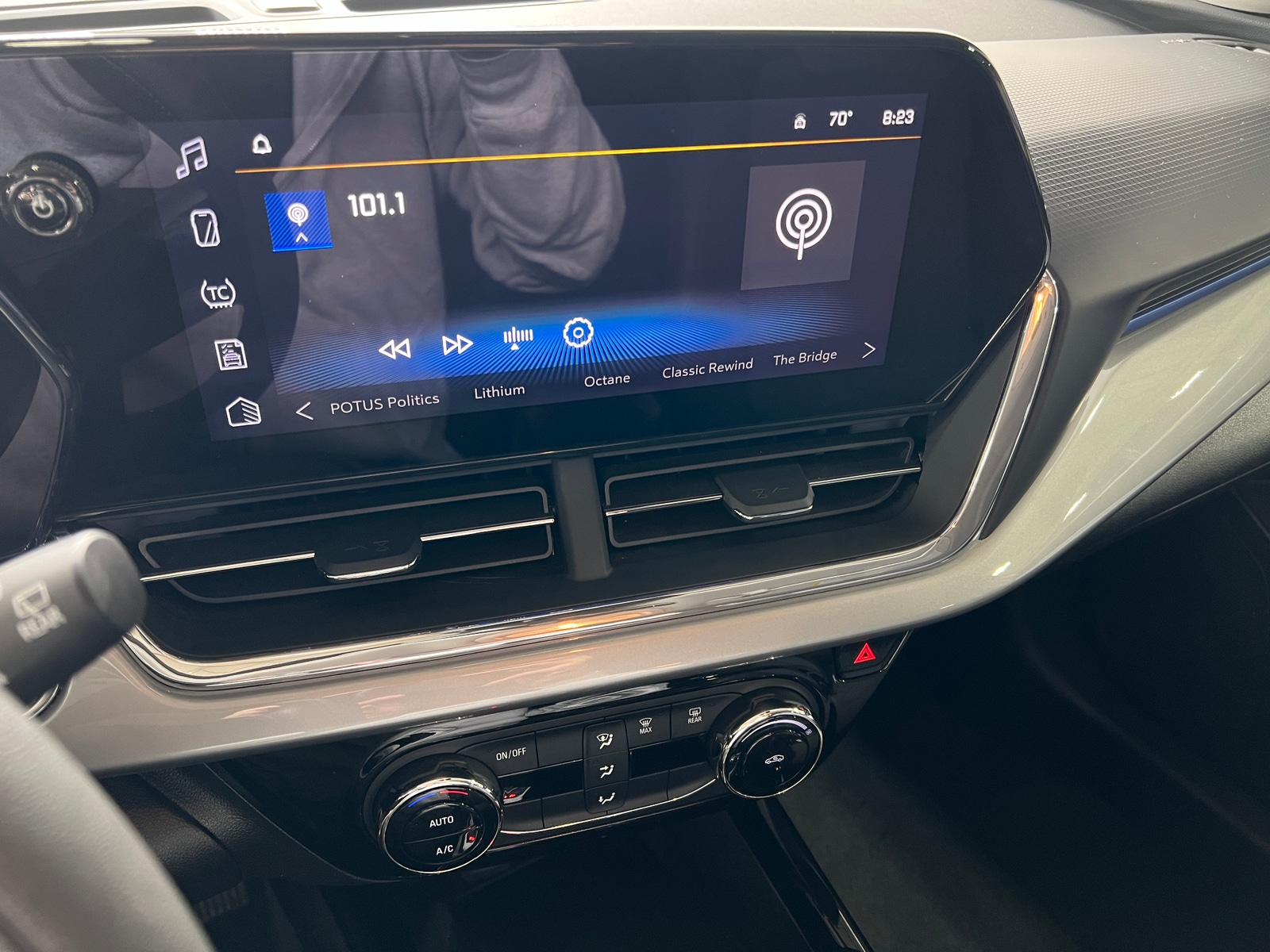 Thumbnail: 2025 Chevrolet Trax - 4