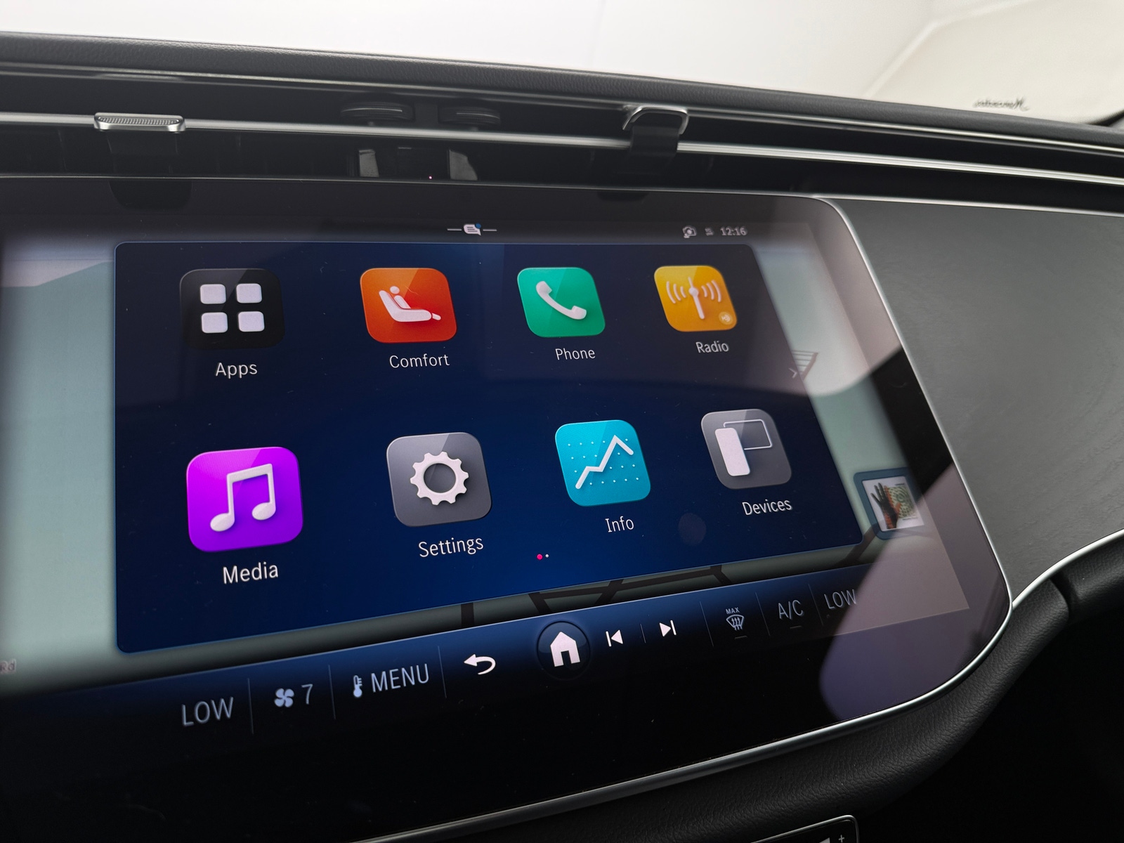 Thumbnail: 2025 Mercedes-Benz E-Class - 3