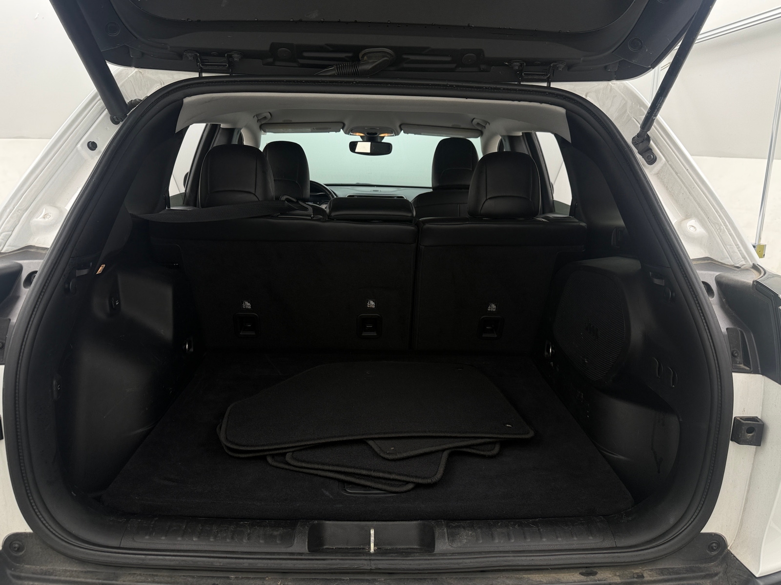 Thumbnail: 2019 Jeep Cherokee - 6