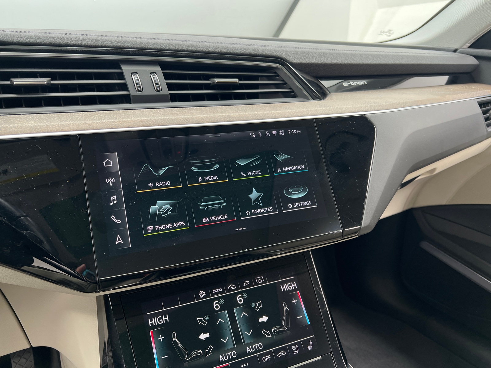 Thumbnail: 2022 Audi e-tron - 3