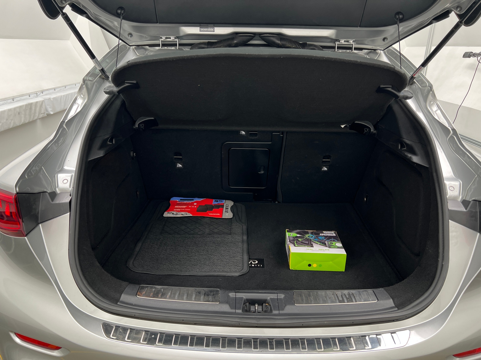 Thumbnail: 2018 INFINITI QX30 - 6