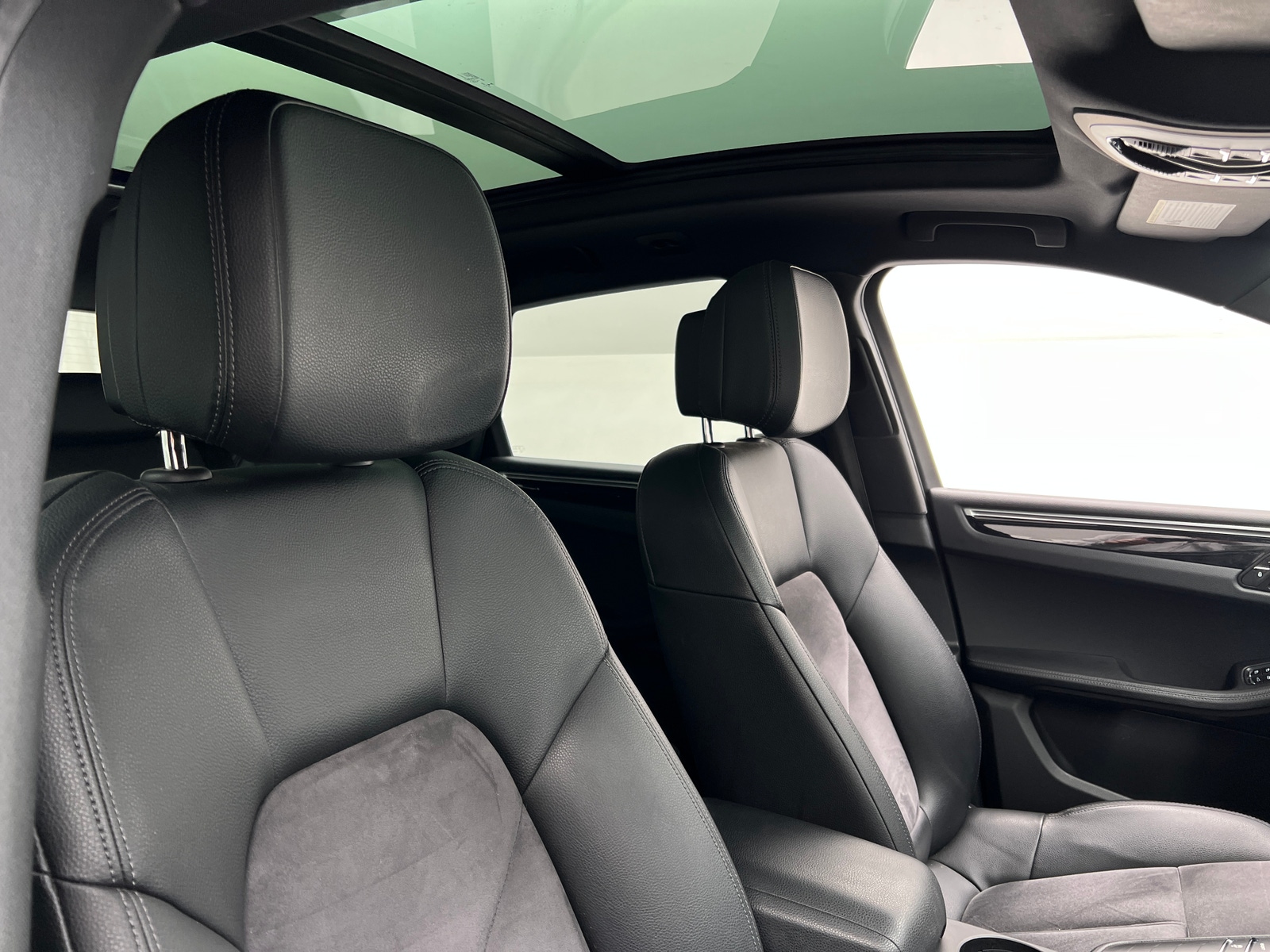 Thumbnail: 2017 Porsche Macan - 2