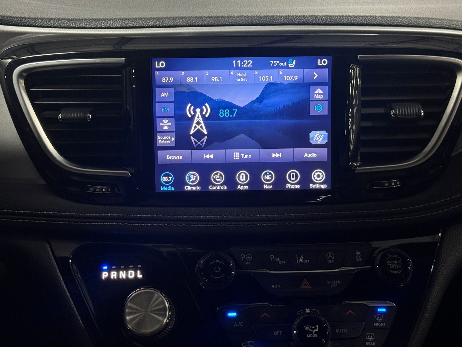 Thumbnail: 2019 Chrysler Pacifica - 3