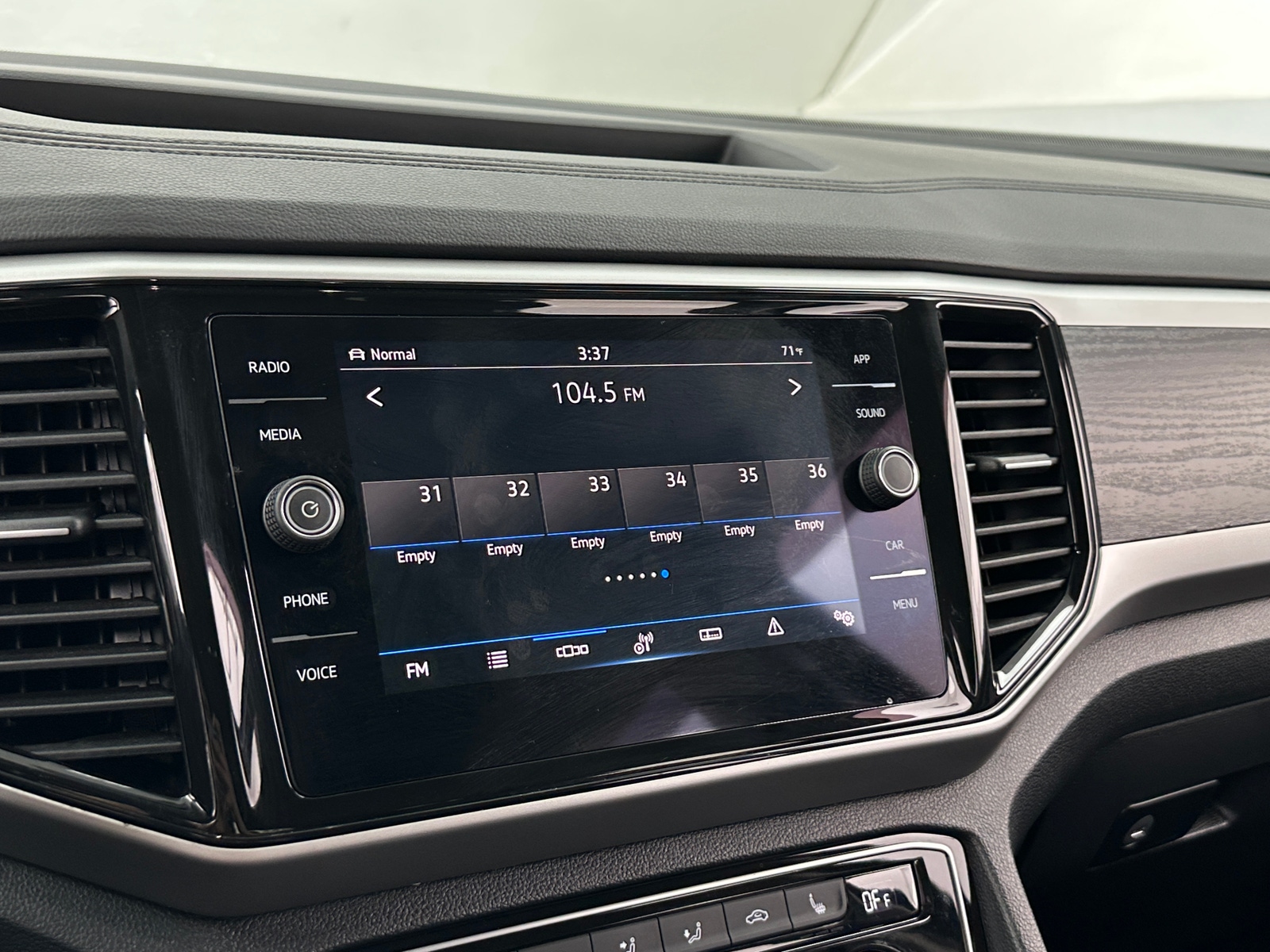 Thumbnail: 2022 Volkswagen Atlas - 3