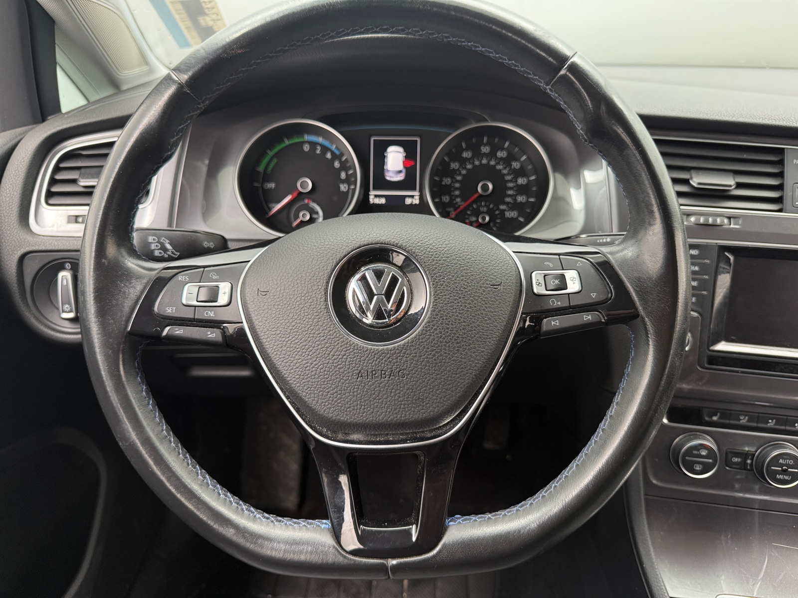 Thumbnail: 2015 Volkswagen e-Golf - 4