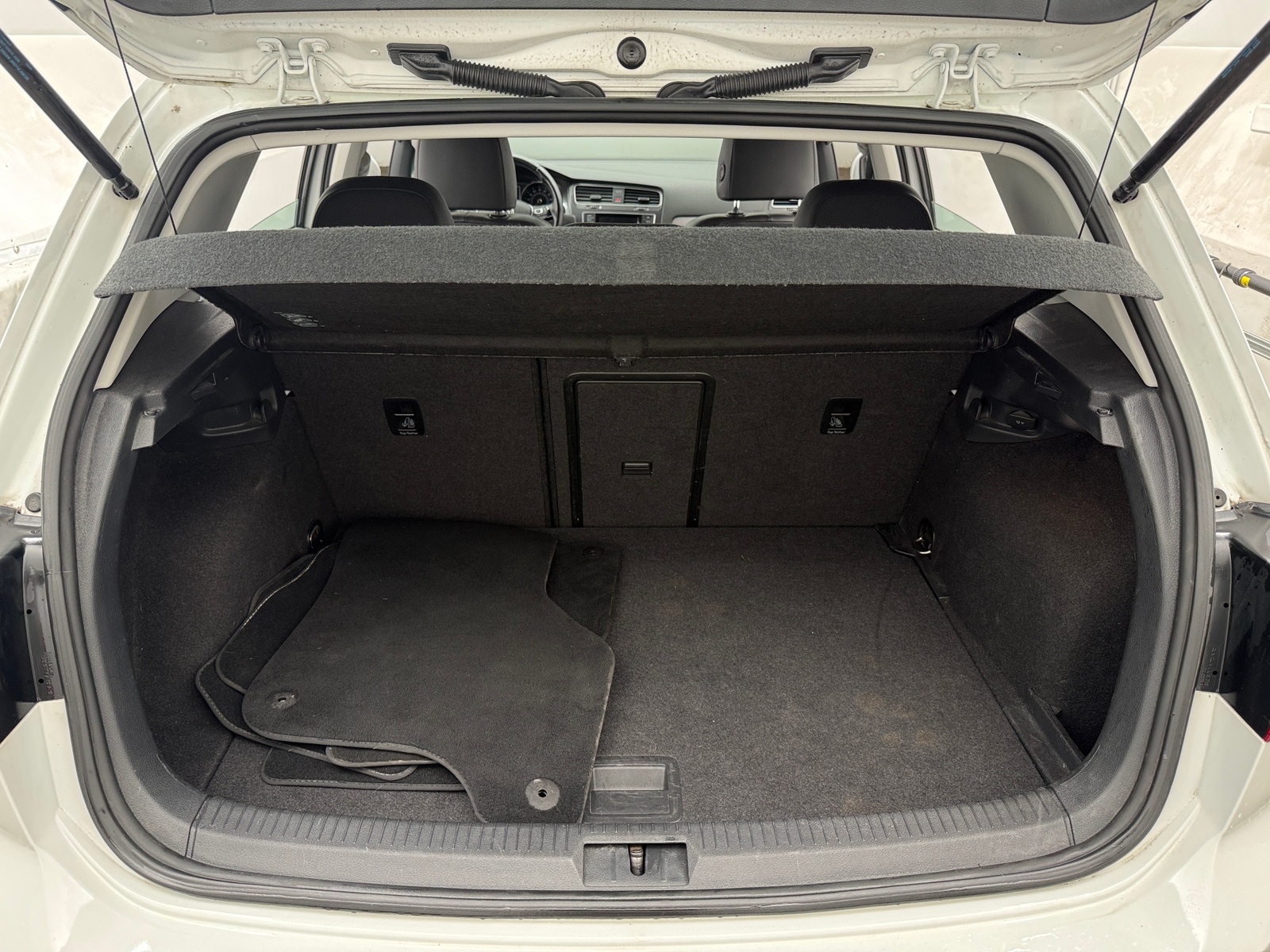 Thumbnail: 2015 Volkswagen e-Golf - 6