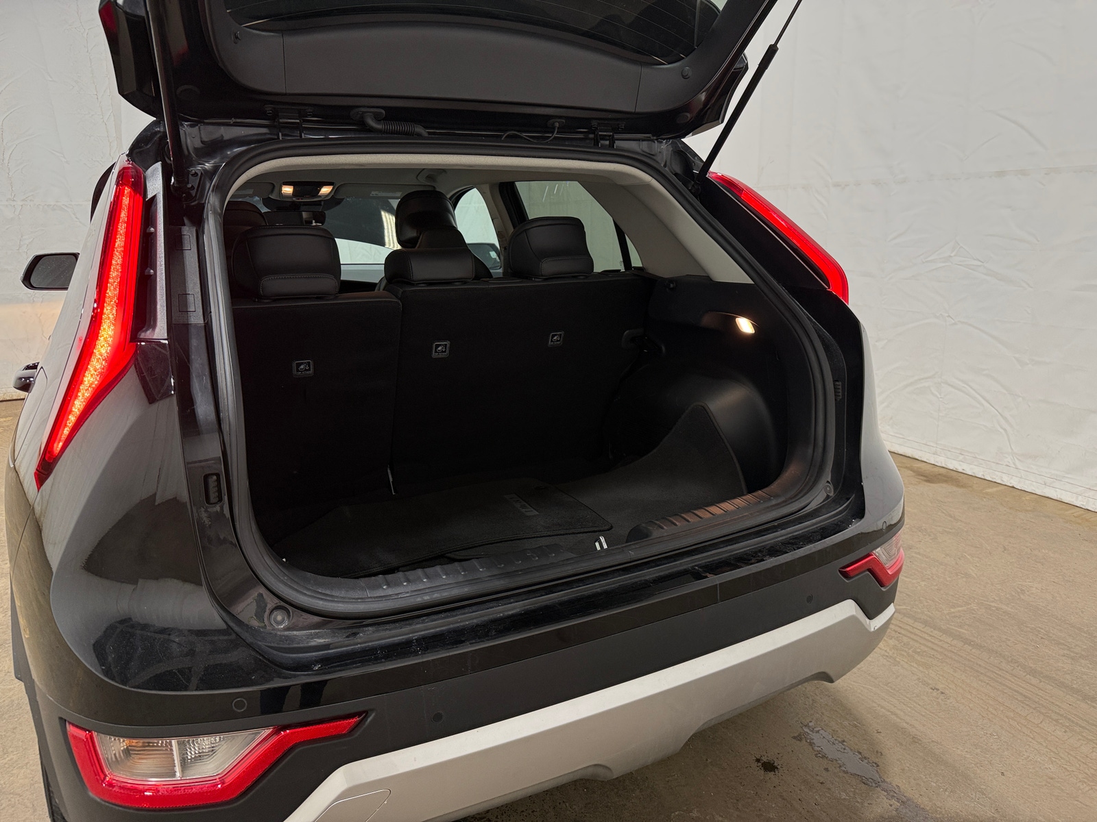 Thumbnail: 2023 Kia Niro - 7