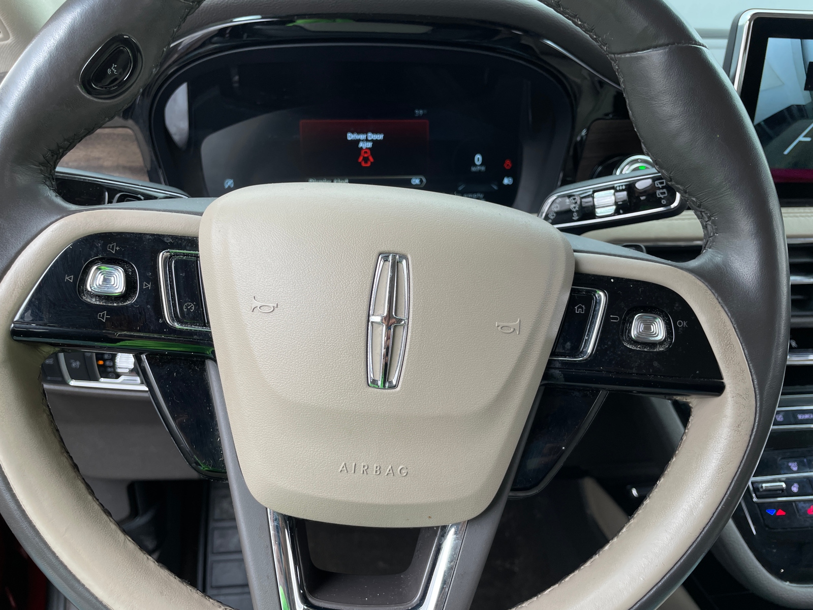 Thumbnail: 2022 Lincoln Corsair - 4