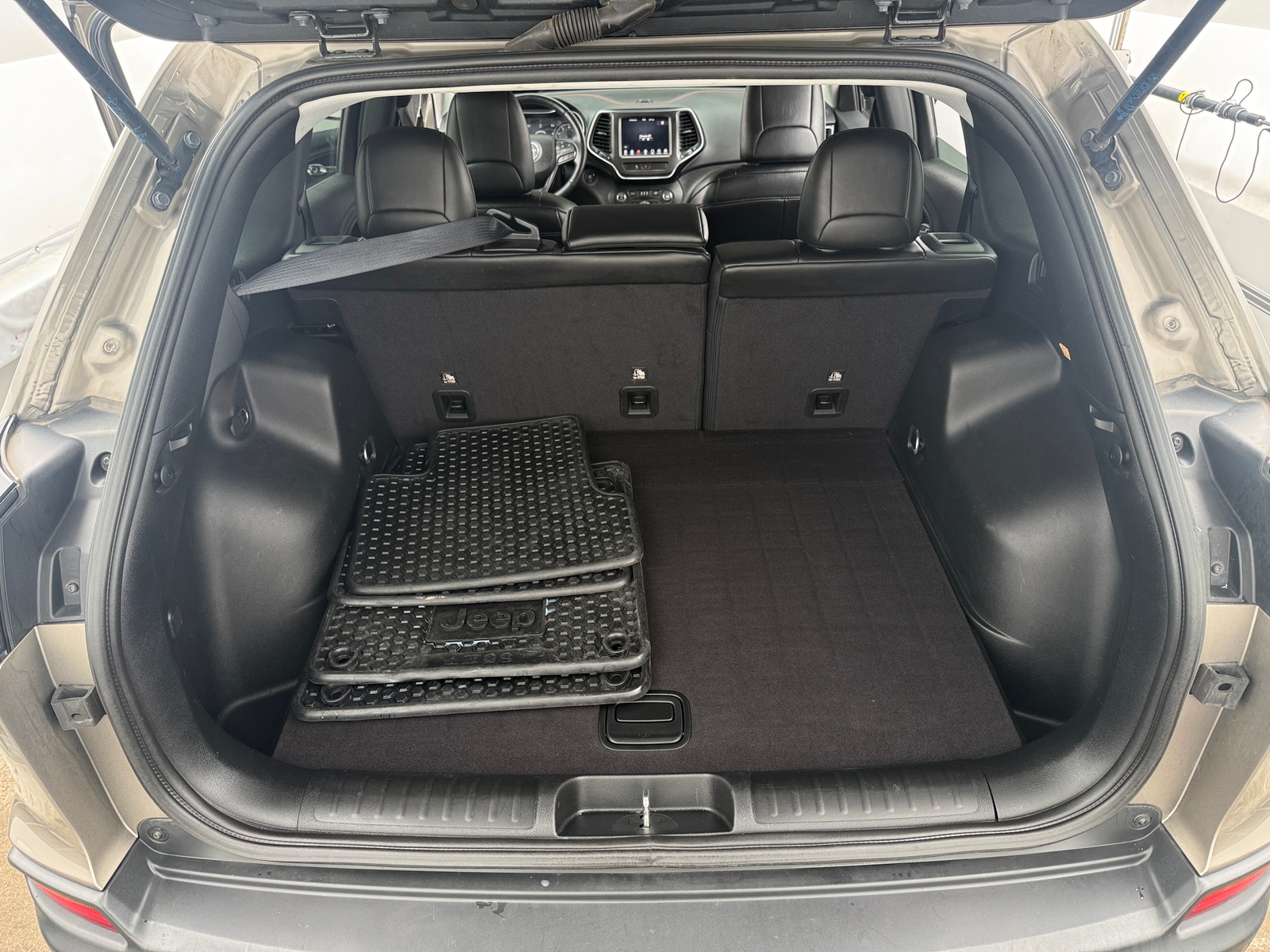 Thumbnail: 2019 Jeep Cherokee - 7