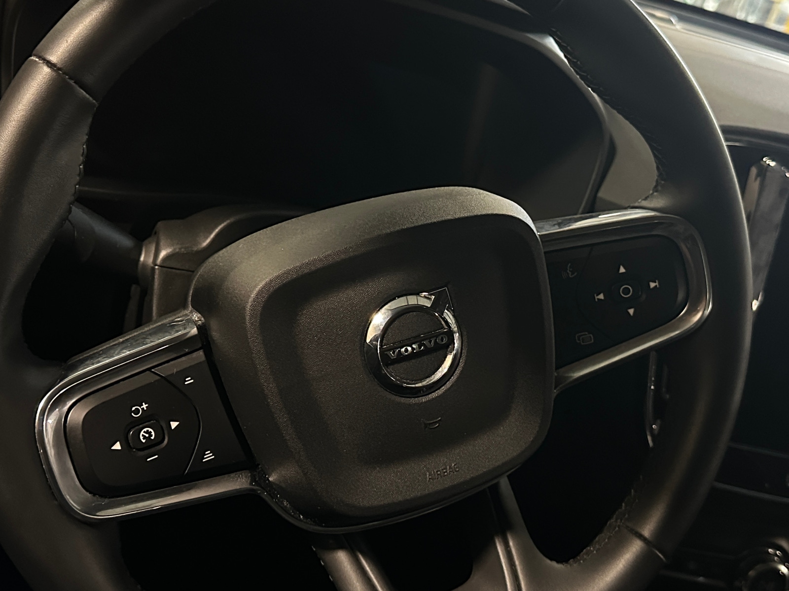 Thumbnail: 2024 Volvo XC40 - 4