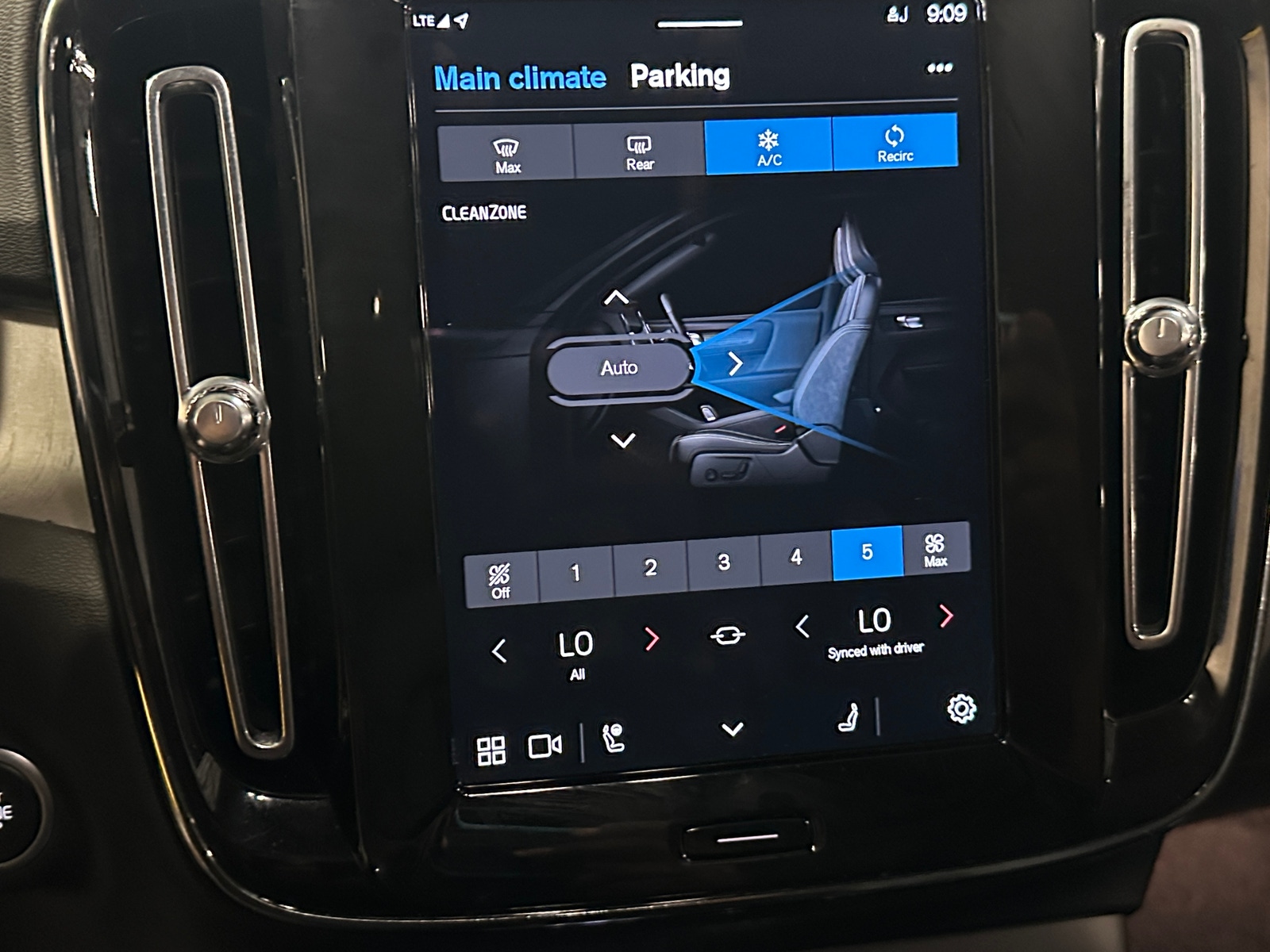 Thumbnail: 2024 Volvo XC40 - 3