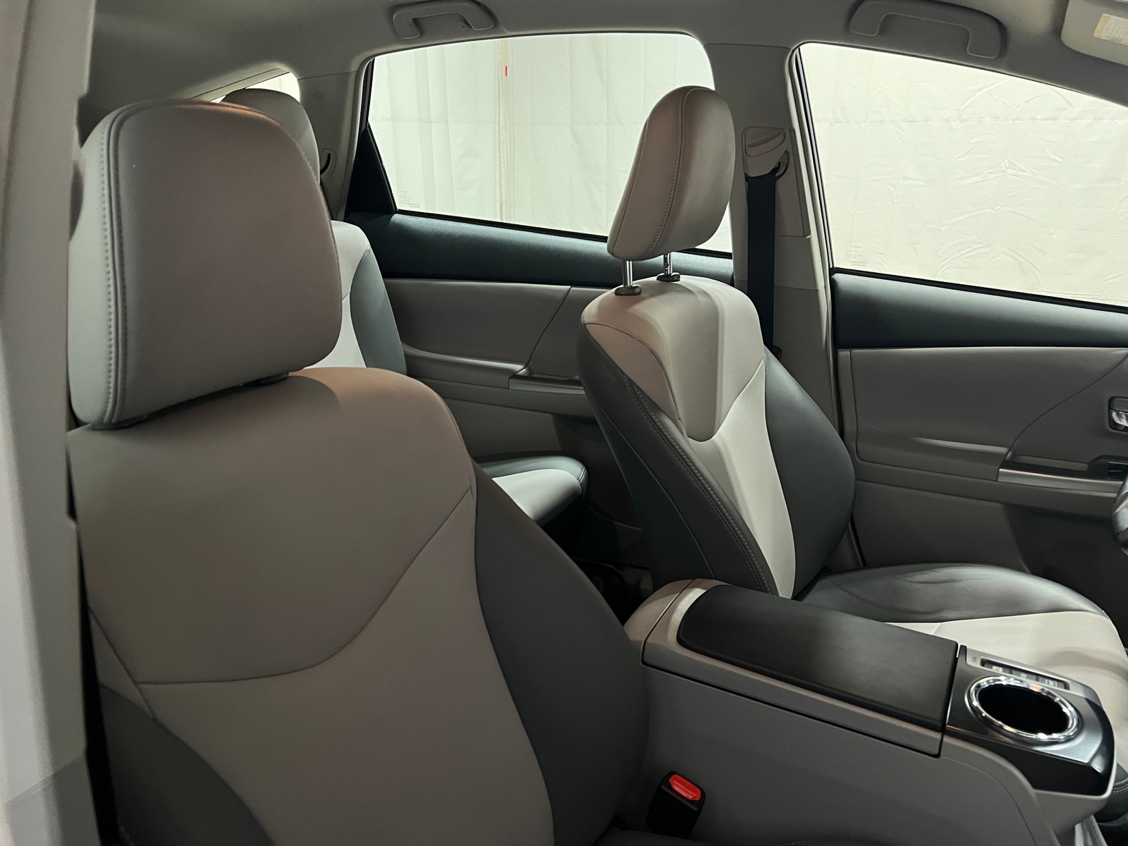 Thumbnail: 2017 Toyota Prius v - 2