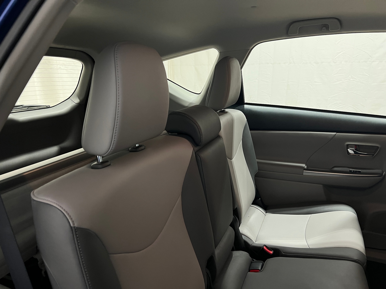 Thumbnail: 2017 Toyota Prius v - 6