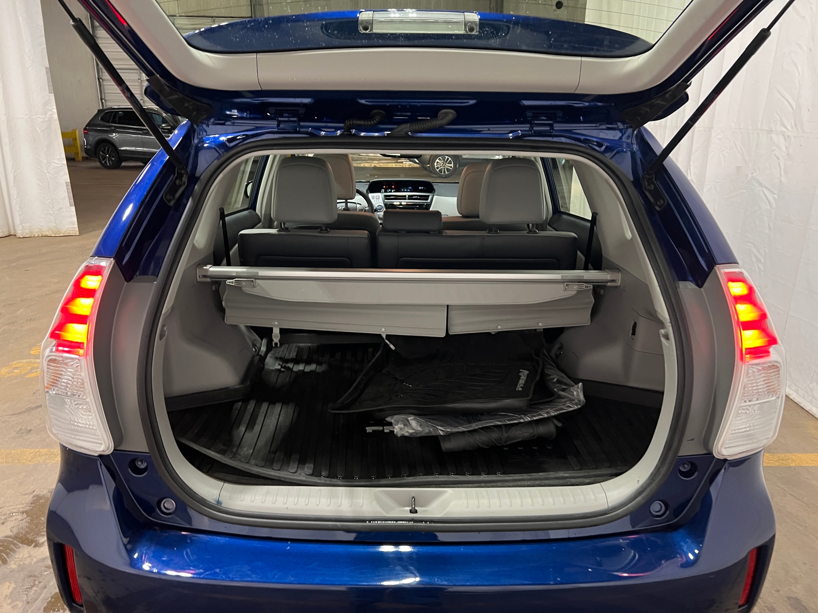 Thumbnail: 2017 Toyota Prius v - 7