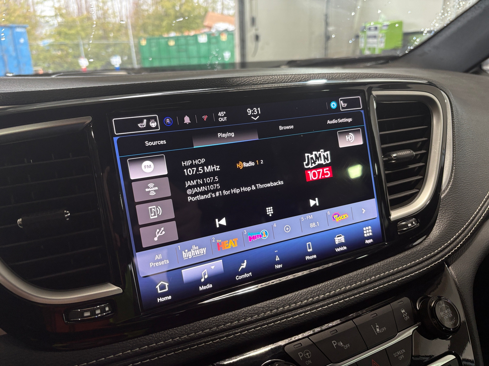 Thumbnail: 2024 Chrysler Pacifica - 3