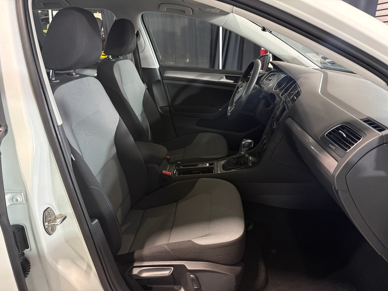 Thumbnail: 2016 Volkswagen e-Golf - 2