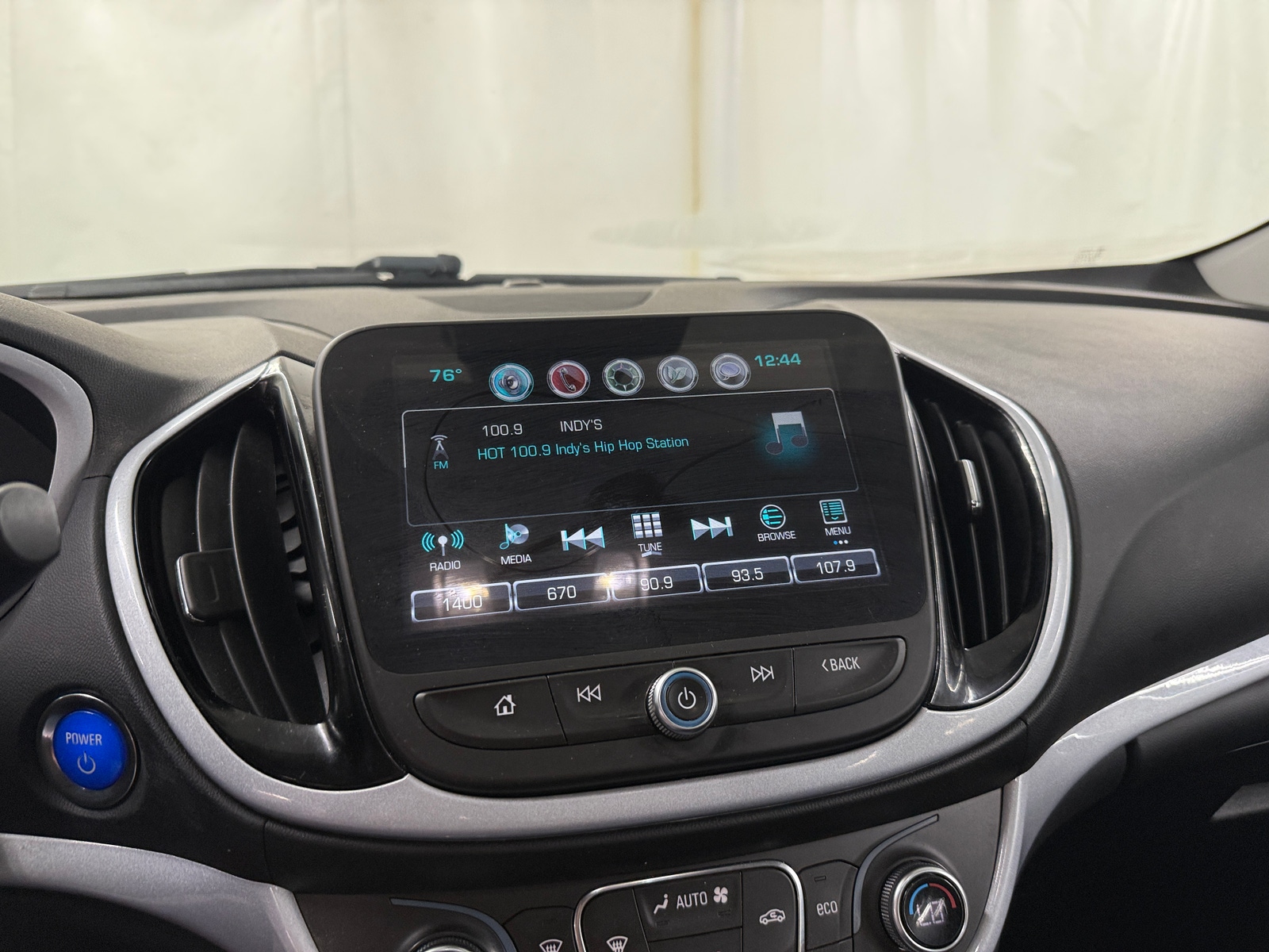 Thumbnail: 2017 Chevrolet Volt - 4