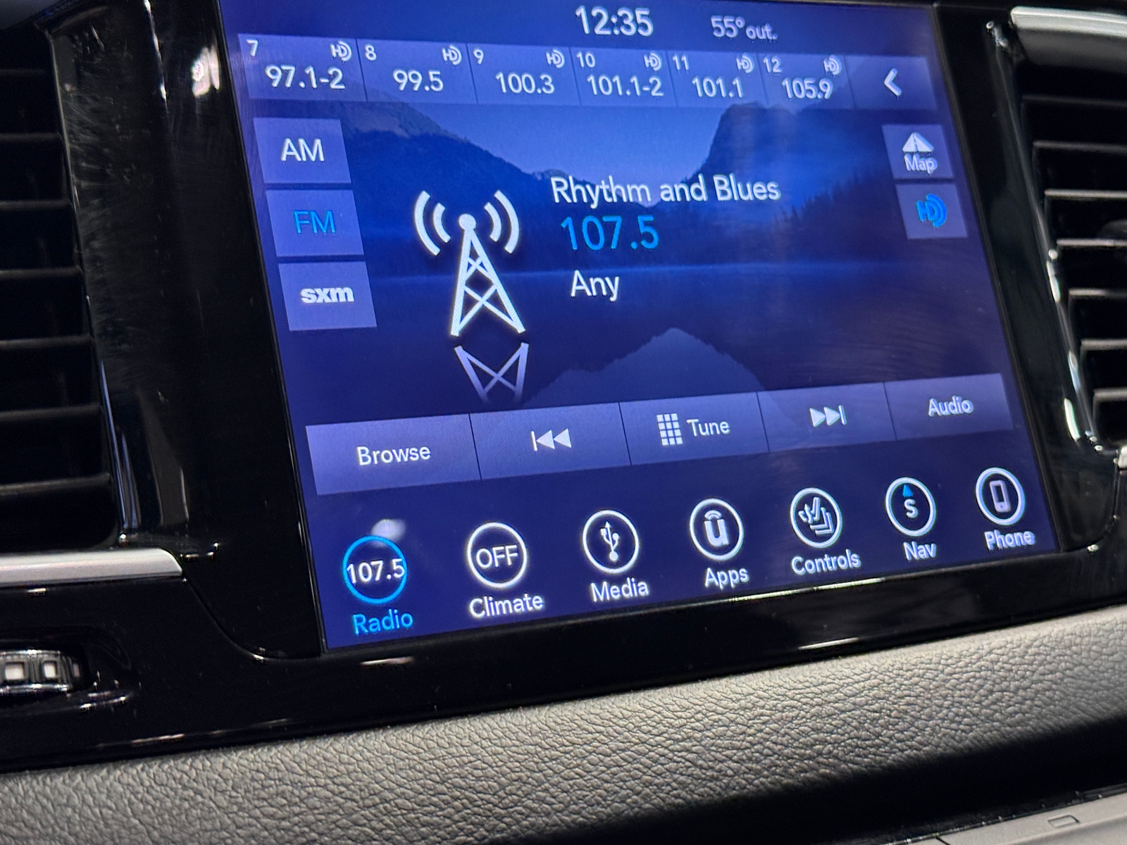 Thumbnail: 2018 Chrysler Pacifica - 3