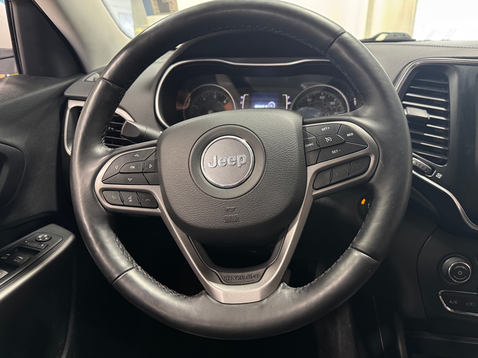 Thumbnail: 2019 Jeep Cherokee - 5