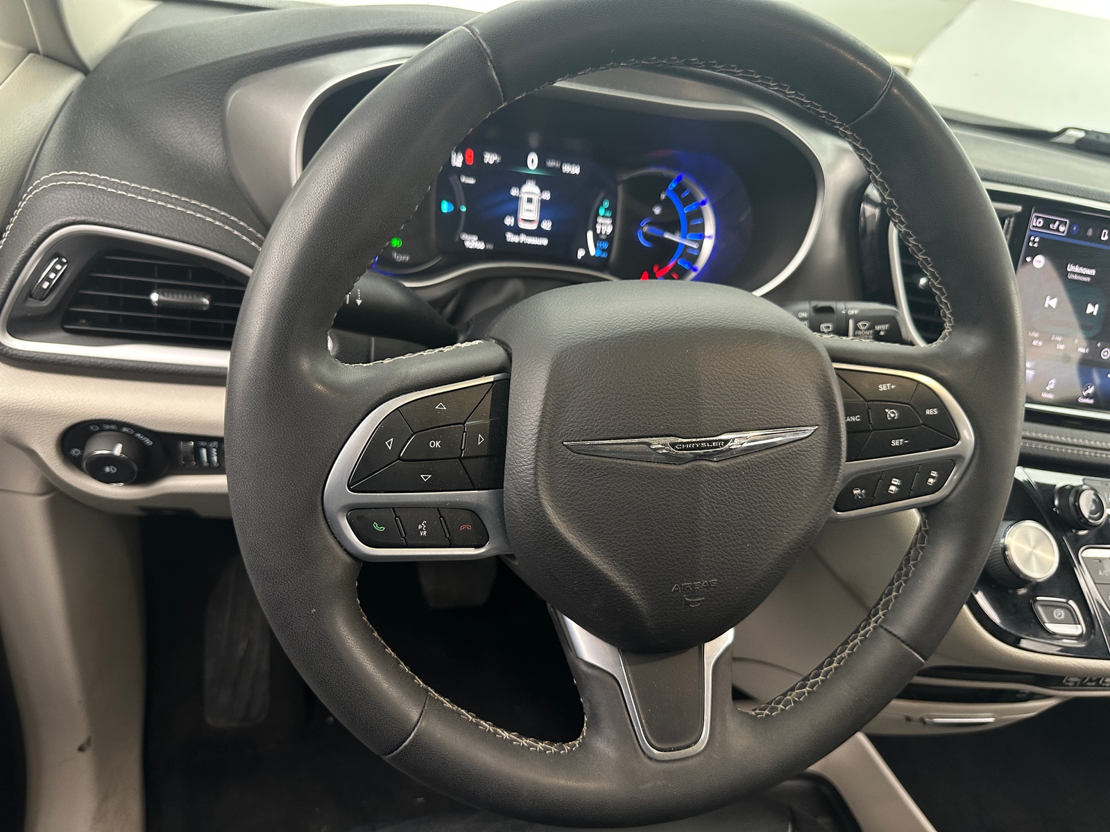 Thumbnail: 2022 Chrysler Pacifica - 4