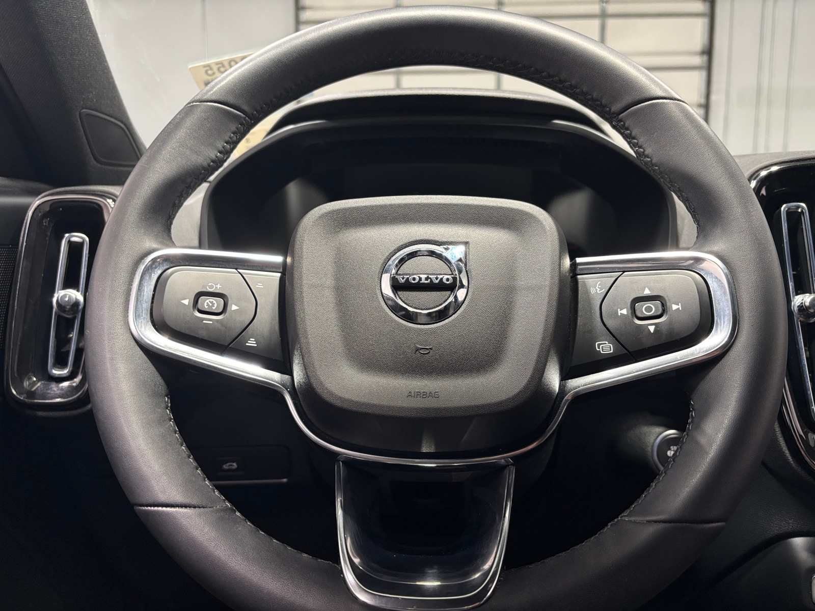 Thumbnail: 2023 Volvo XC40 - 5