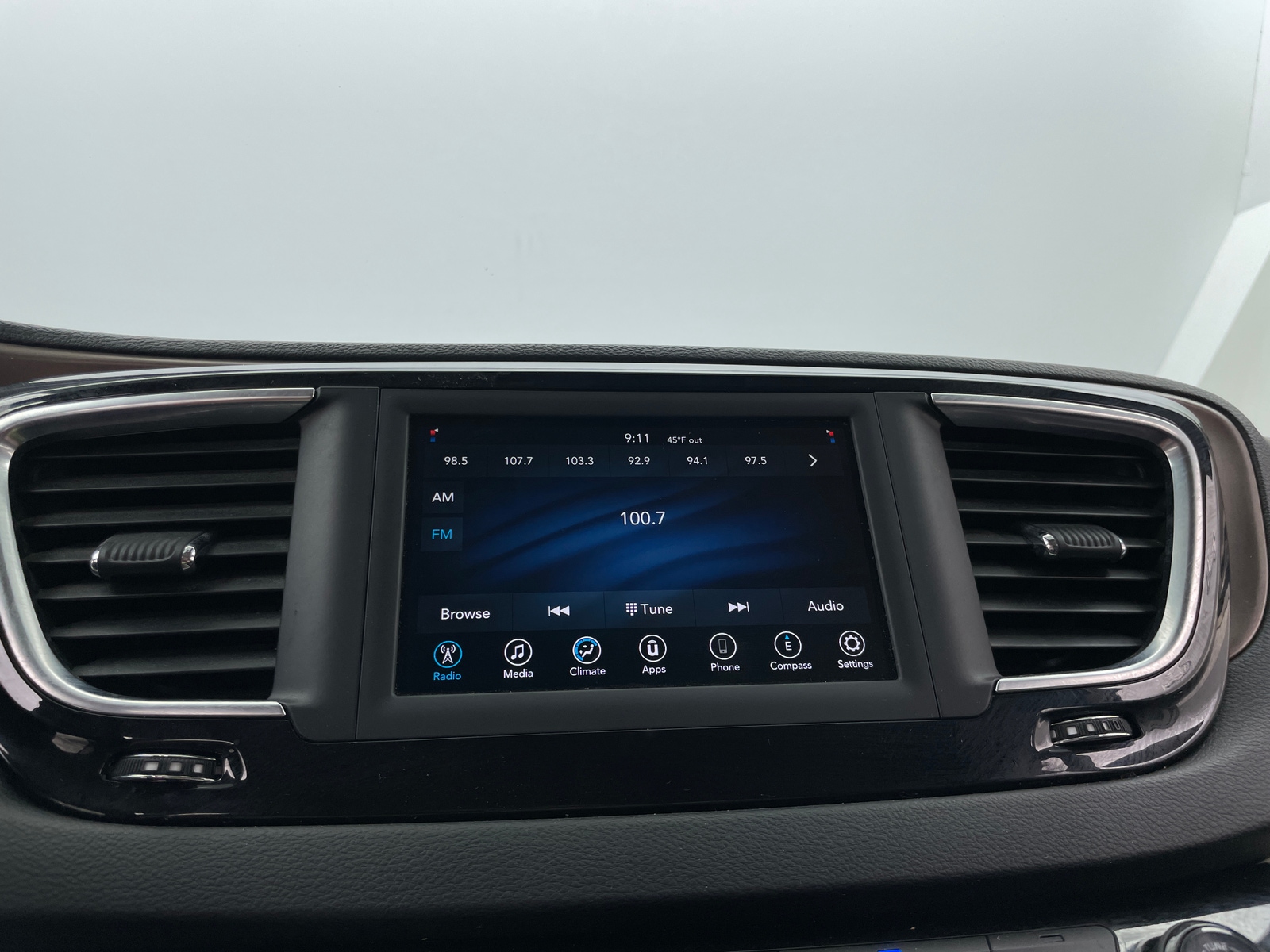 Thumbnail: 2020 Chrysler Voyager - 4