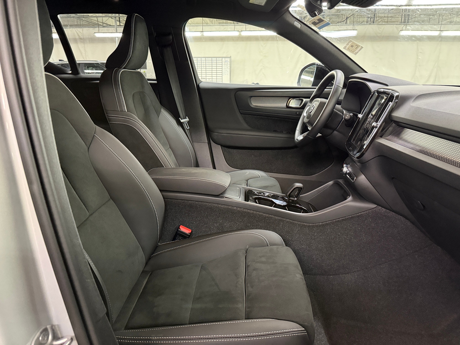 Thumbnail: 2025 Volvo XC40 - 2