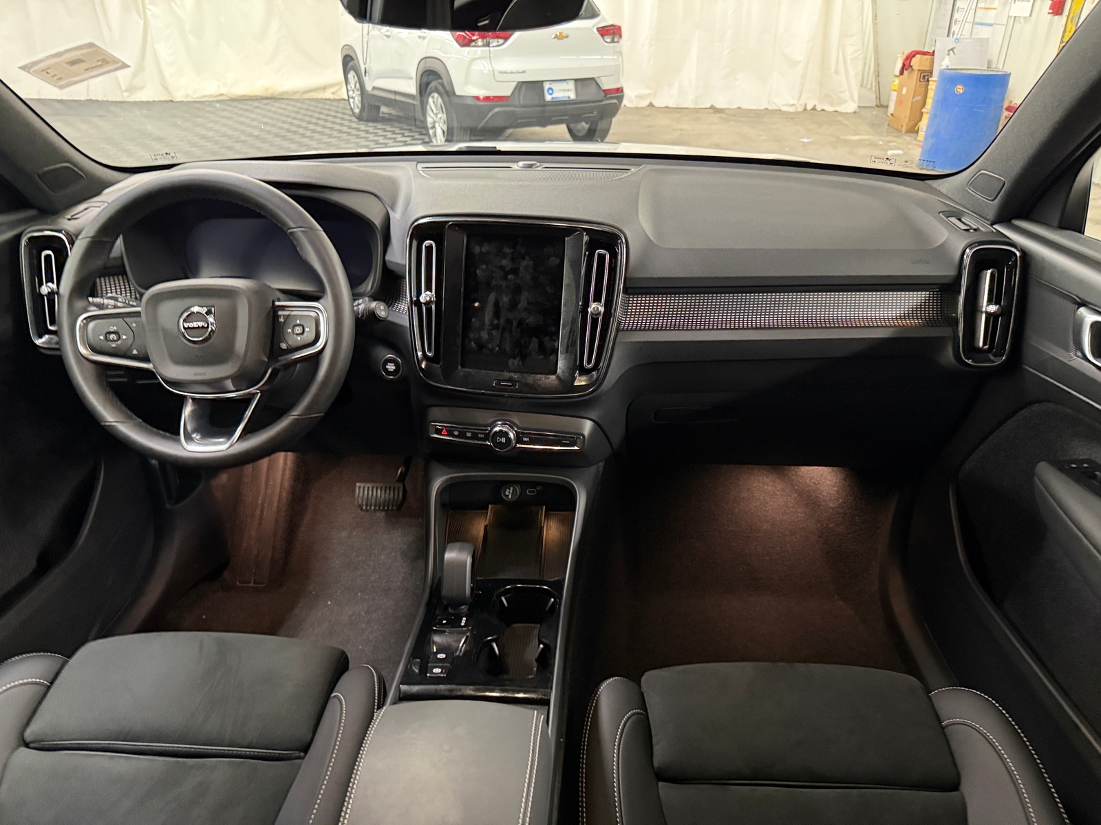 Thumbnail: 2025 Volvo XC40 - 3