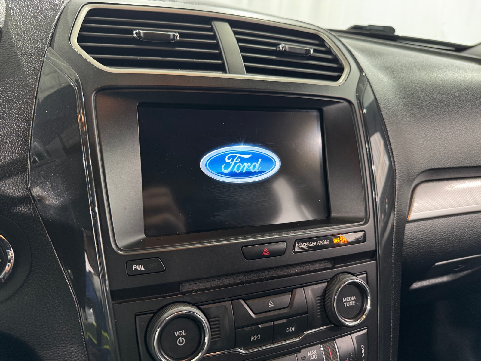 Thumbnail: 2017 Ford Explorer - 3