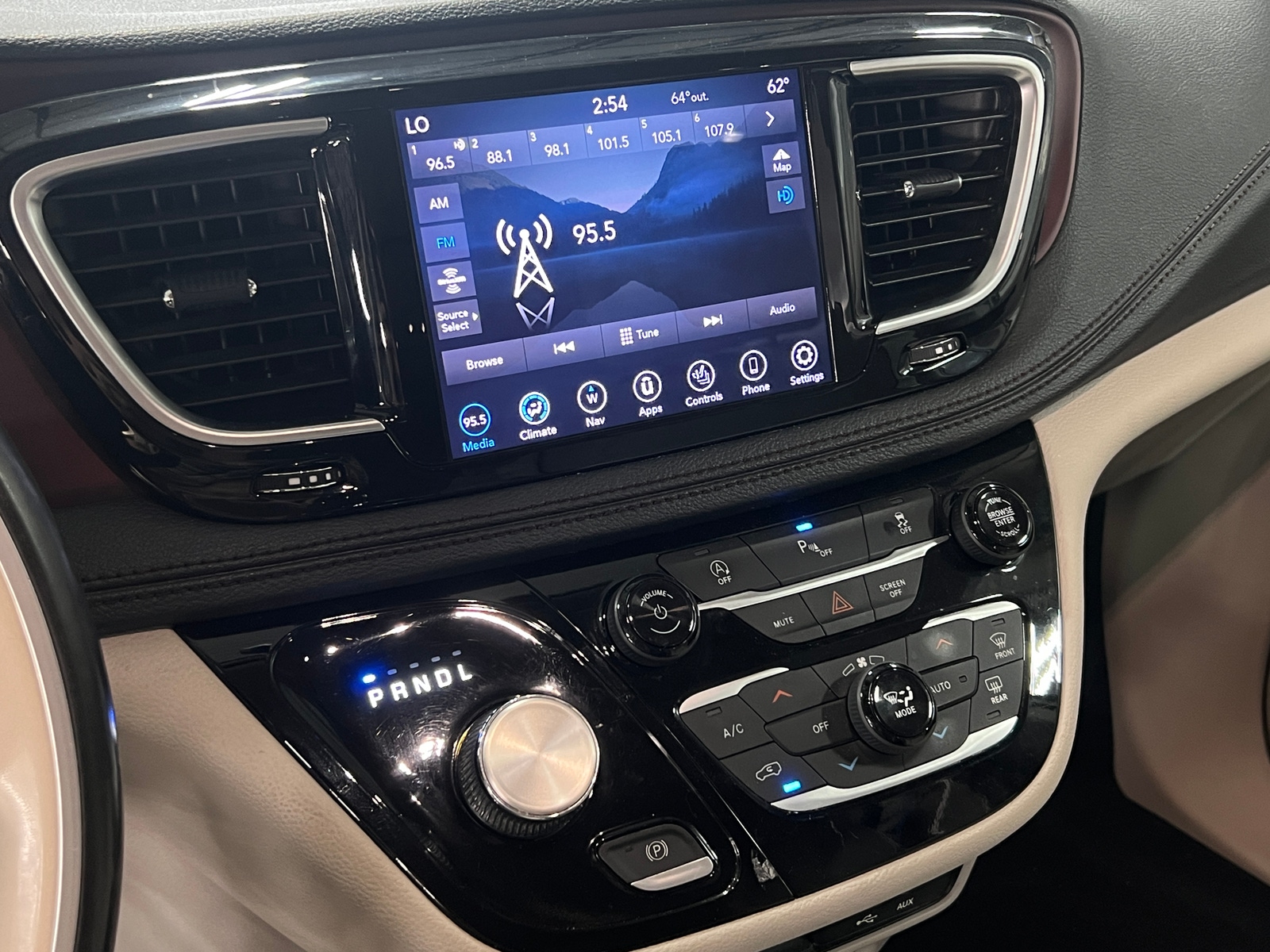 Thumbnail: 2020 Chrysler Pacifica - 3