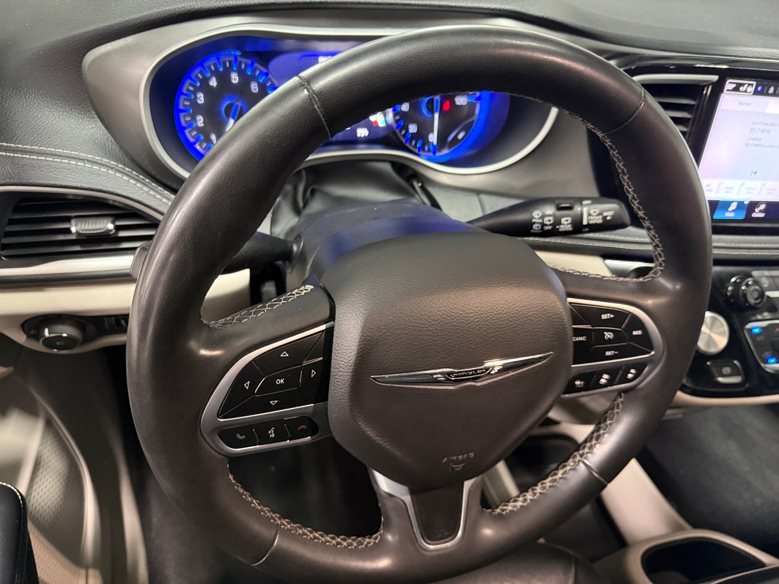 Thumbnail: 2022 Chrysler Pacifica - 4