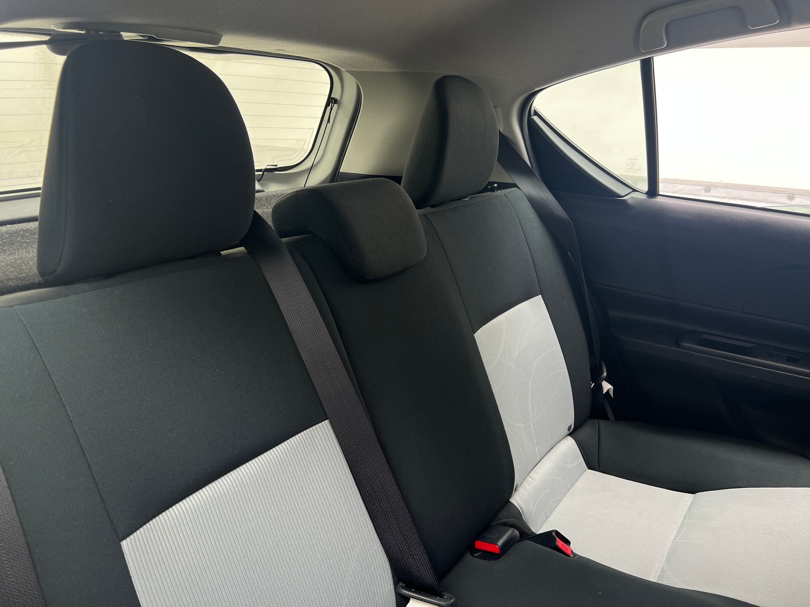 Thumbnail: 2017 Toyota Prius c - 6