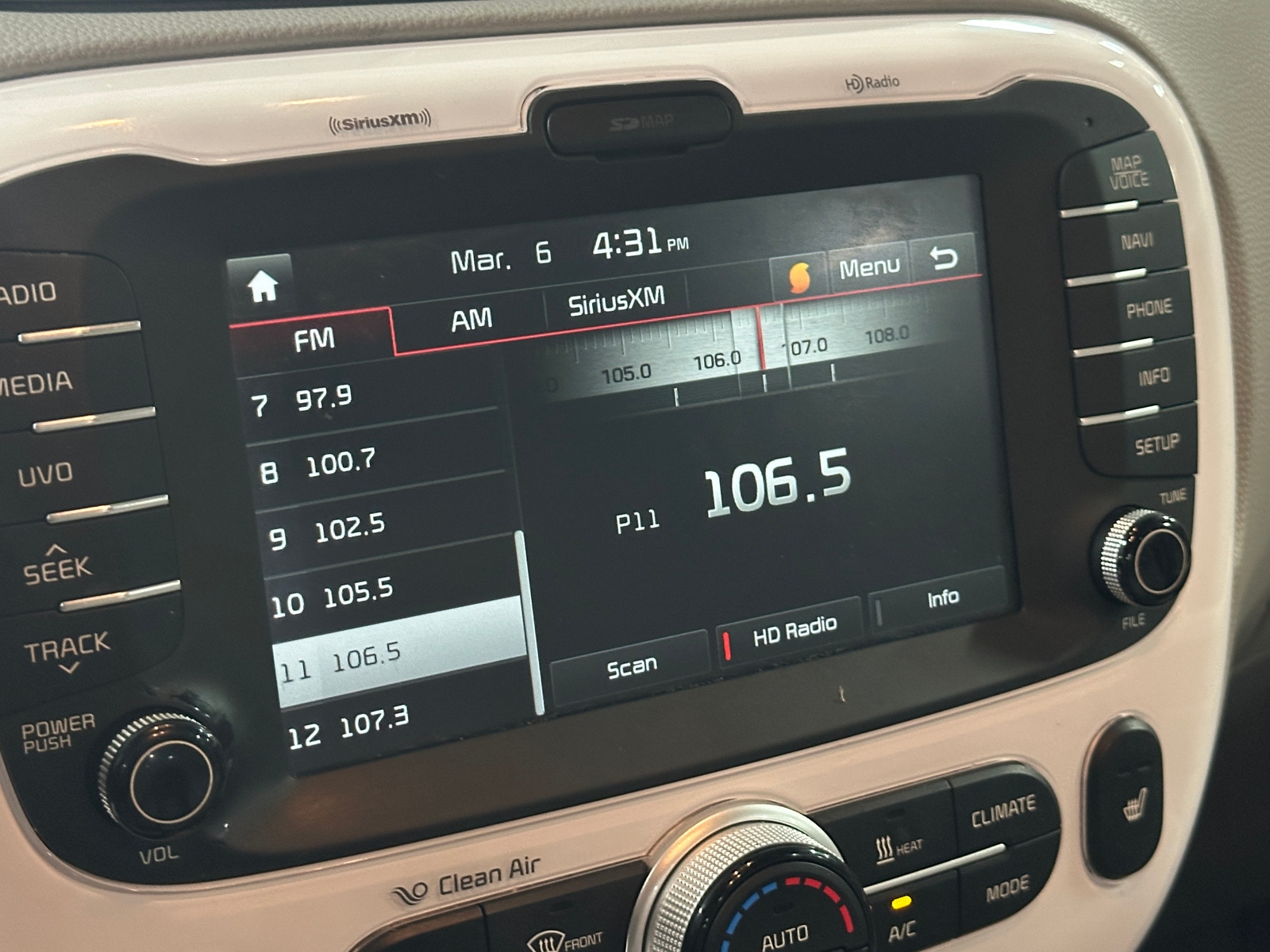 Thumbnail: 2017 Kia Soul EV - 4