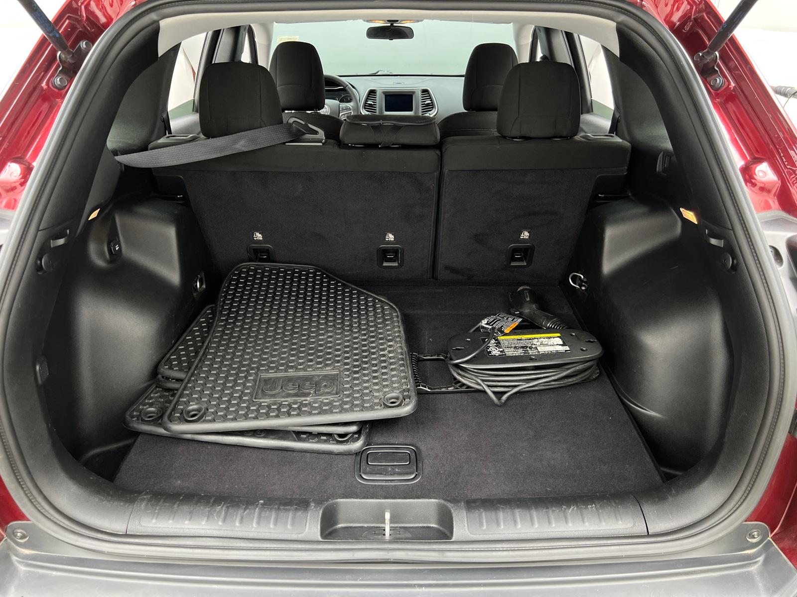 Thumbnail: 2019 Jeep Cherokee - 7