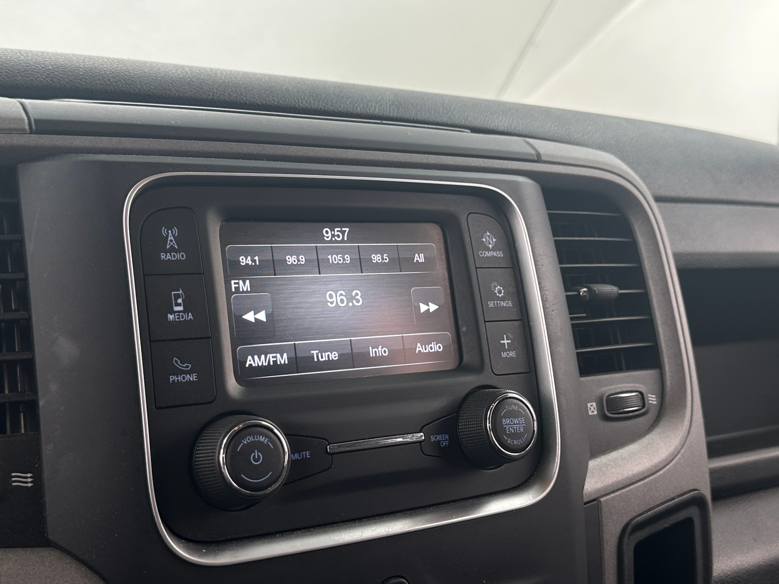 Thumbnail: 2021 RAM 1500 Classic - 4