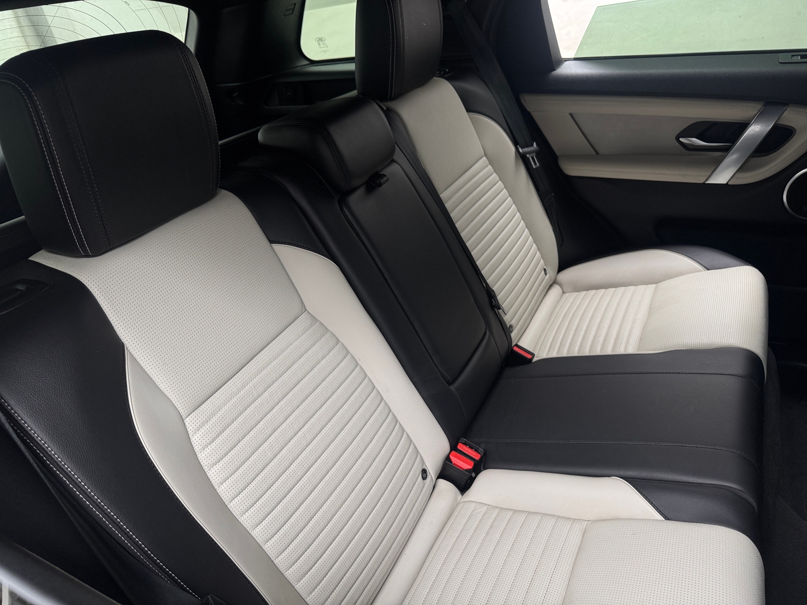 Thumbnail: 2023 Land Rover Discovery Sport - 5