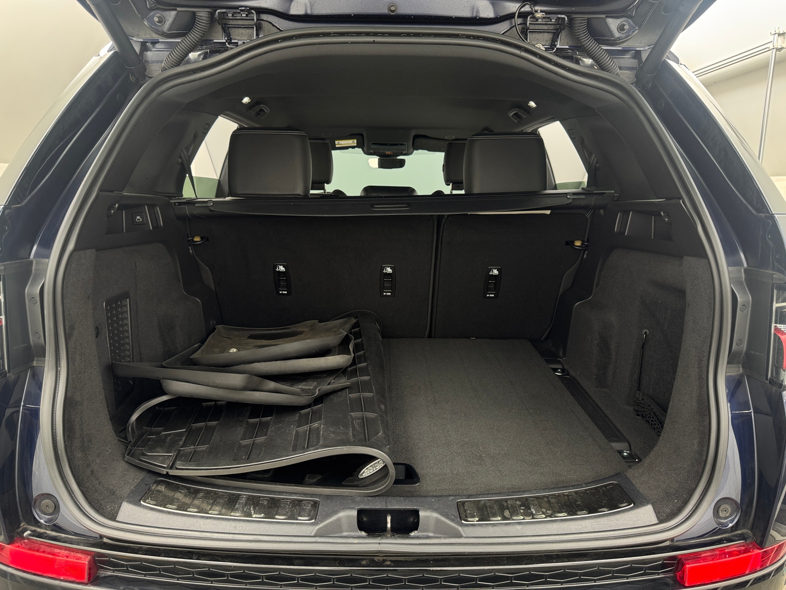 Thumbnail: 2023 Land Rover Discovery Sport - 6