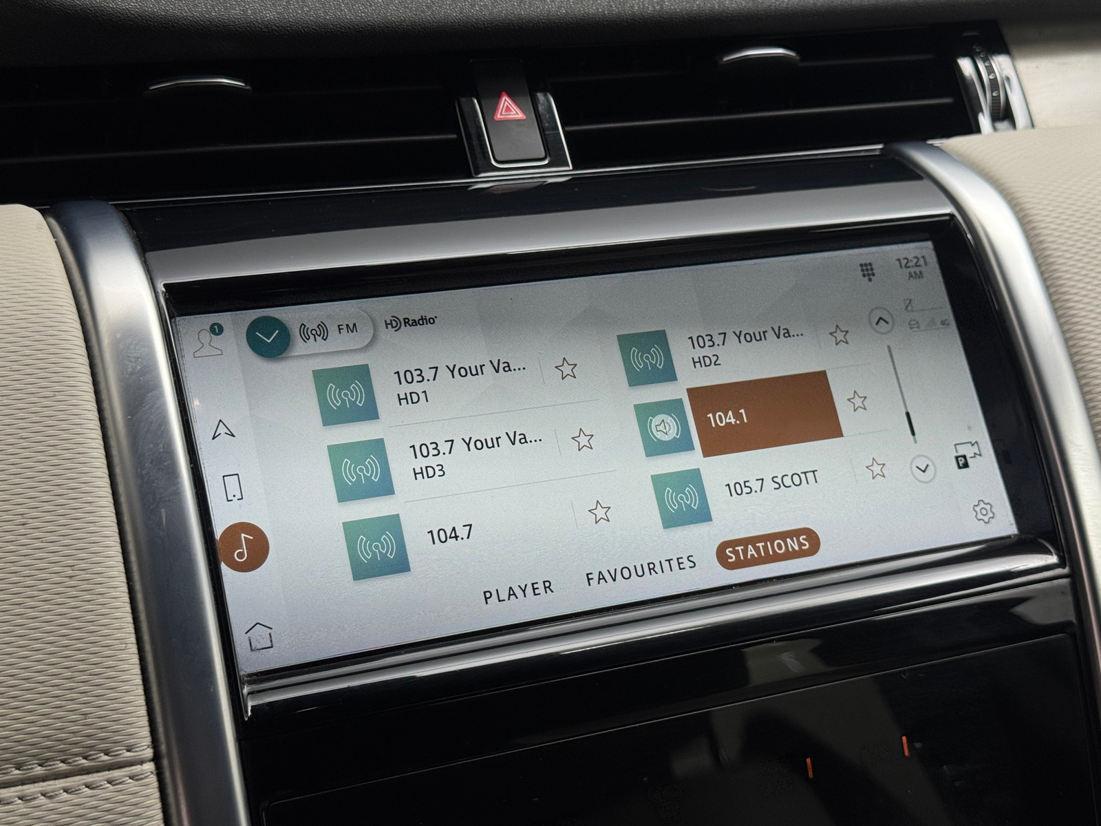 Thumbnail: 2023 Land Rover Discovery Sport - 3