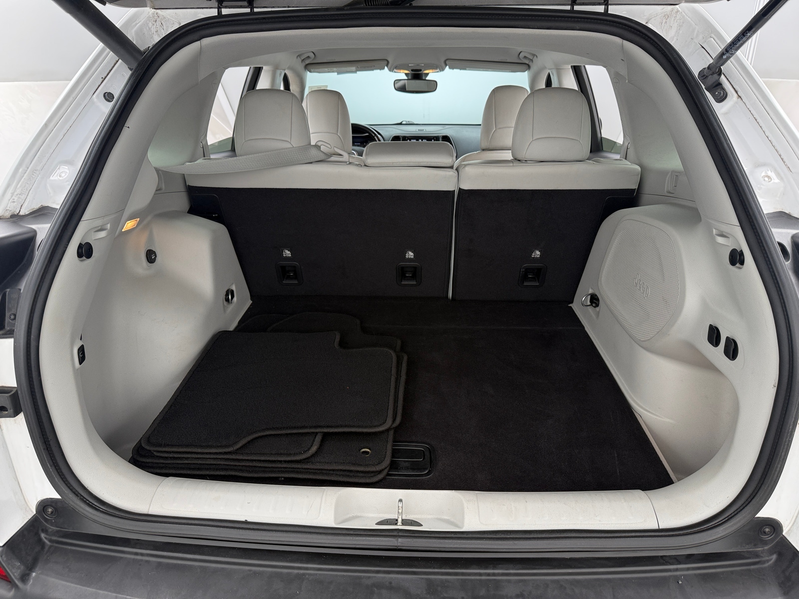 Thumbnail: 2020 Jeep Cherokee - 6