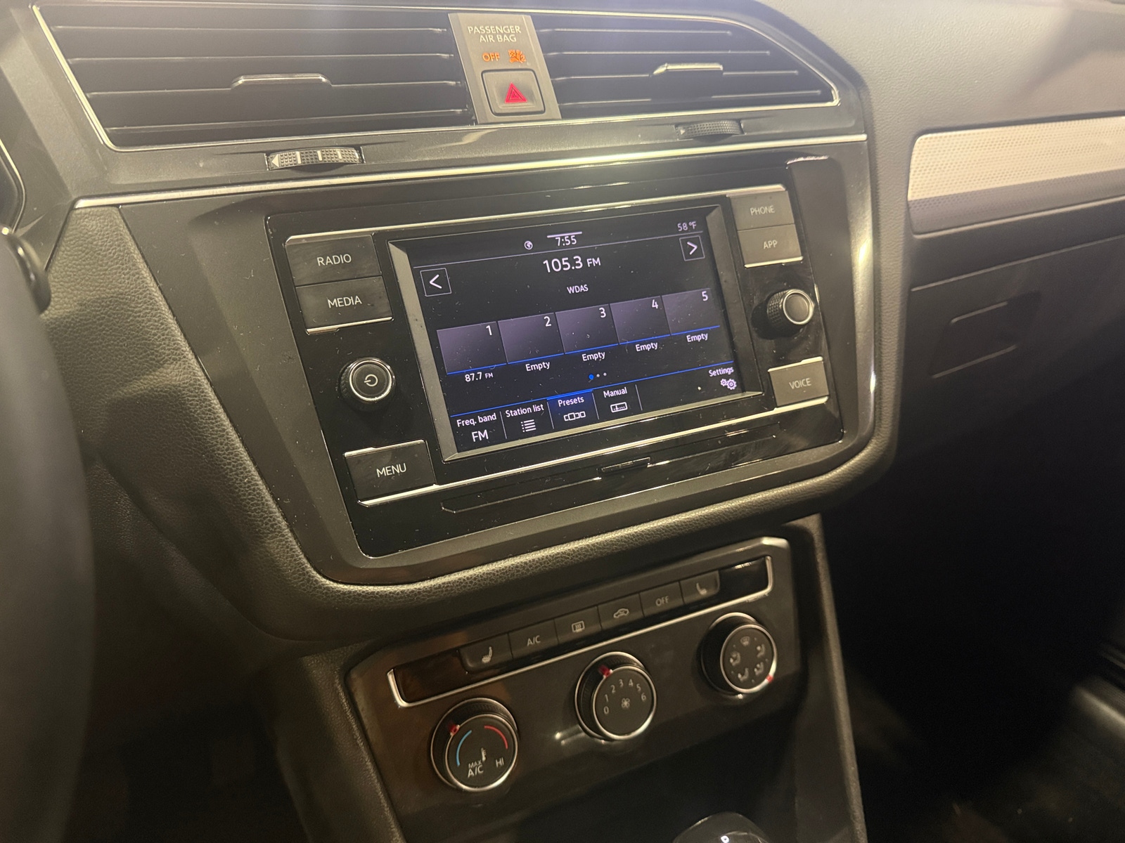 Thumbnail: 2023 Volkswagen Tiguan - 4