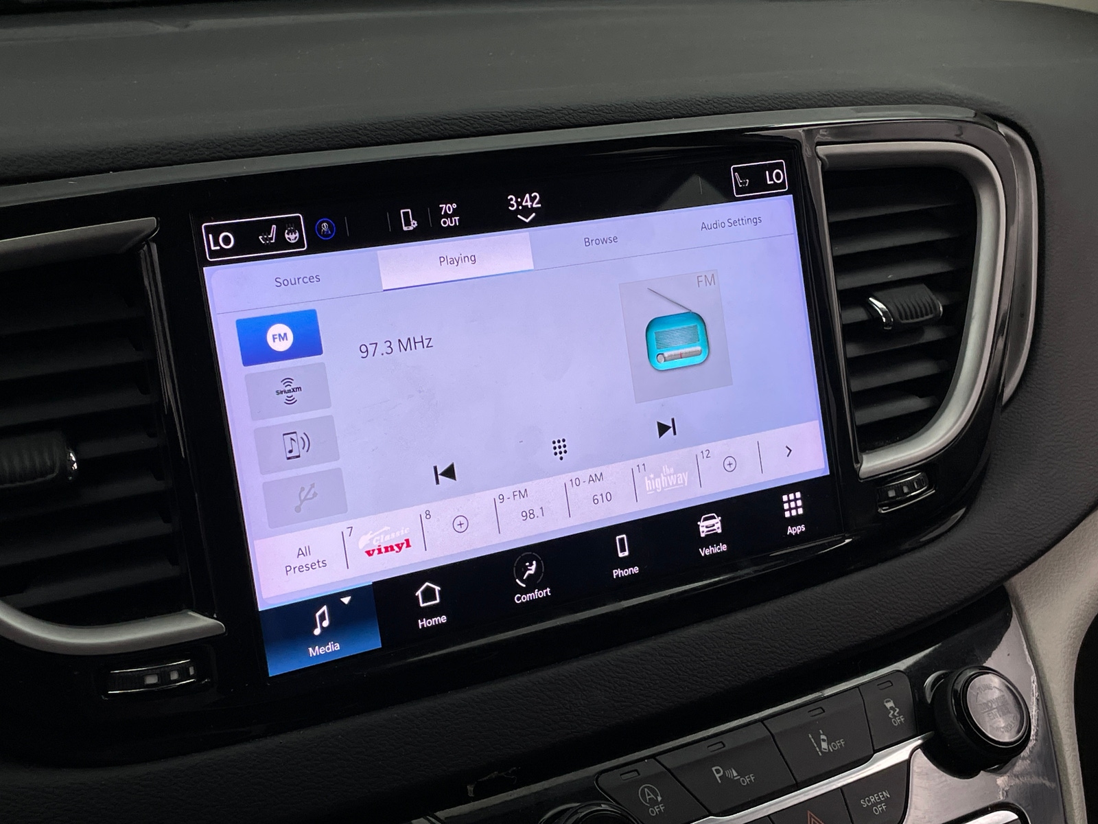 Thumbnail: 2023 Chrysler Pacifica - 3