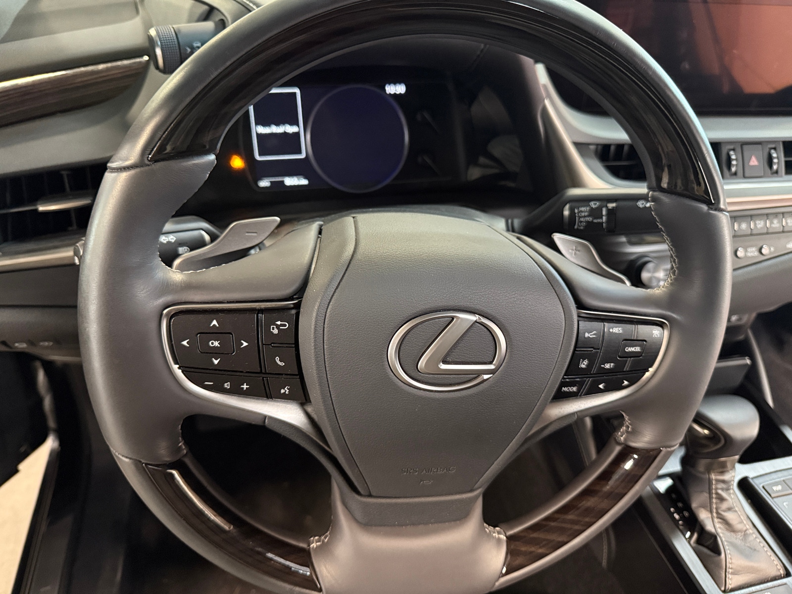 Thumbnail: 2020 Lexus ES - 4