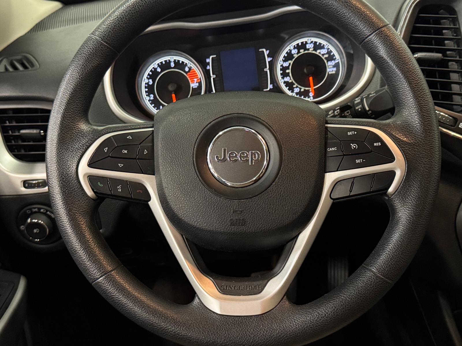 Thumbnail: 2018 Jeep Cherokee - 5