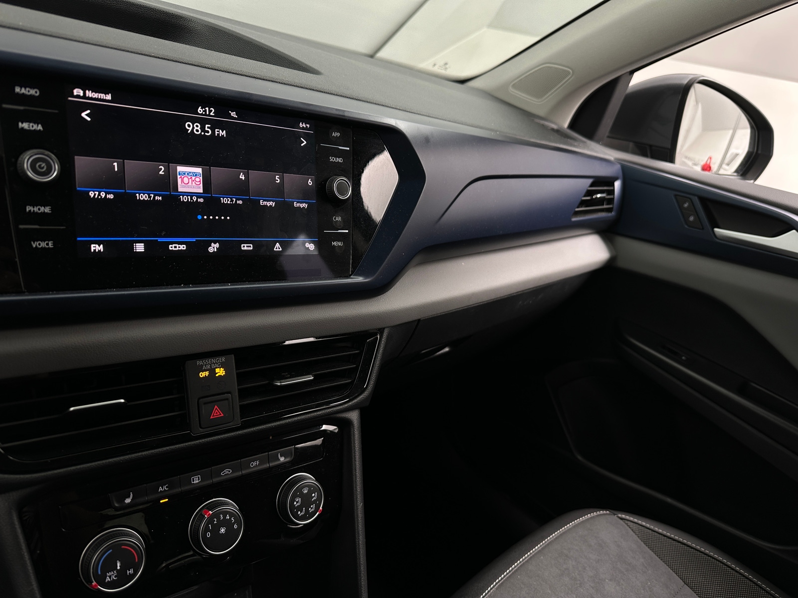 Thumbnail: 2023 Volkswagen Taos - 4