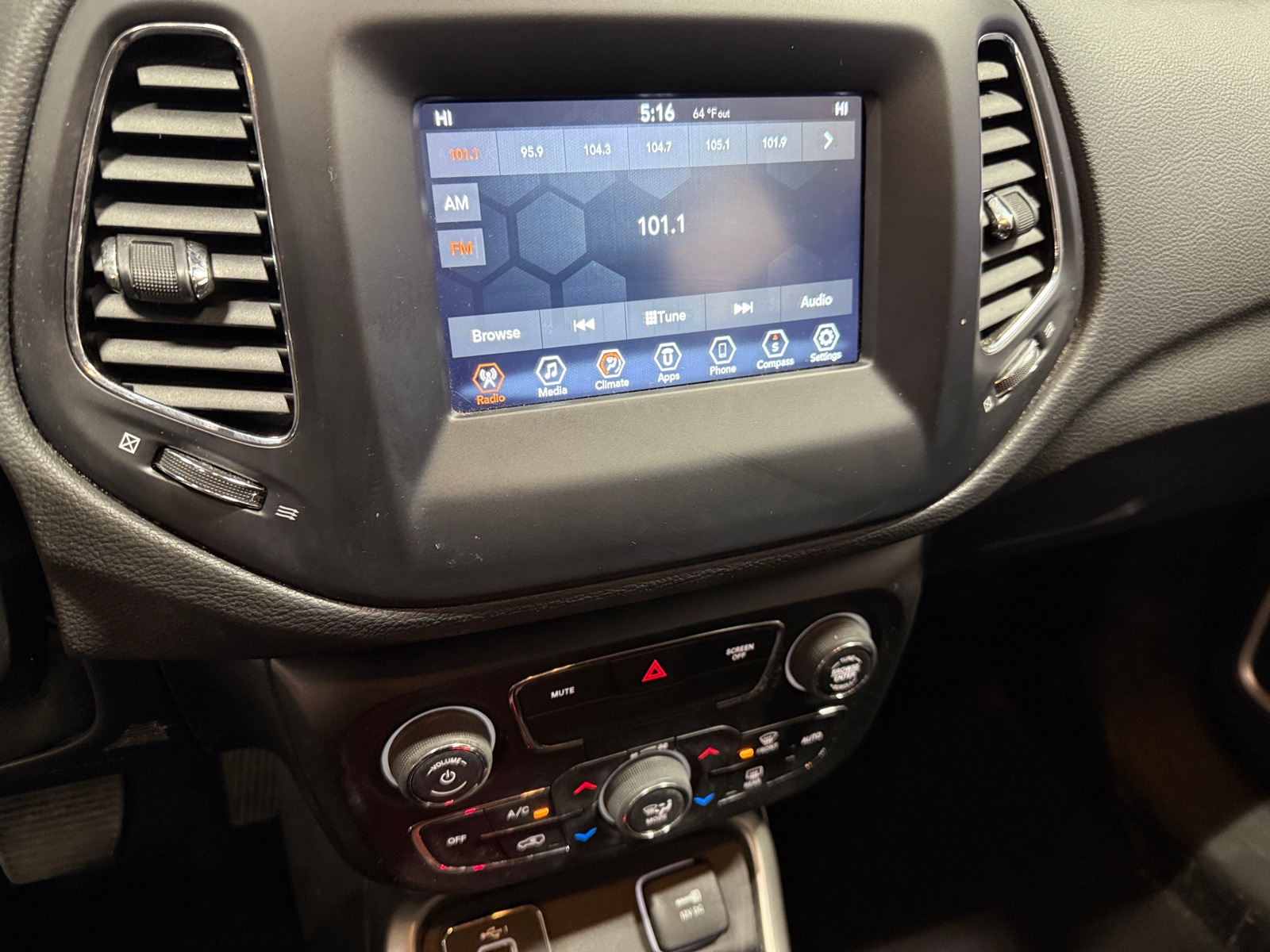 Thumbnail: 2021 Jeep Compass - 4