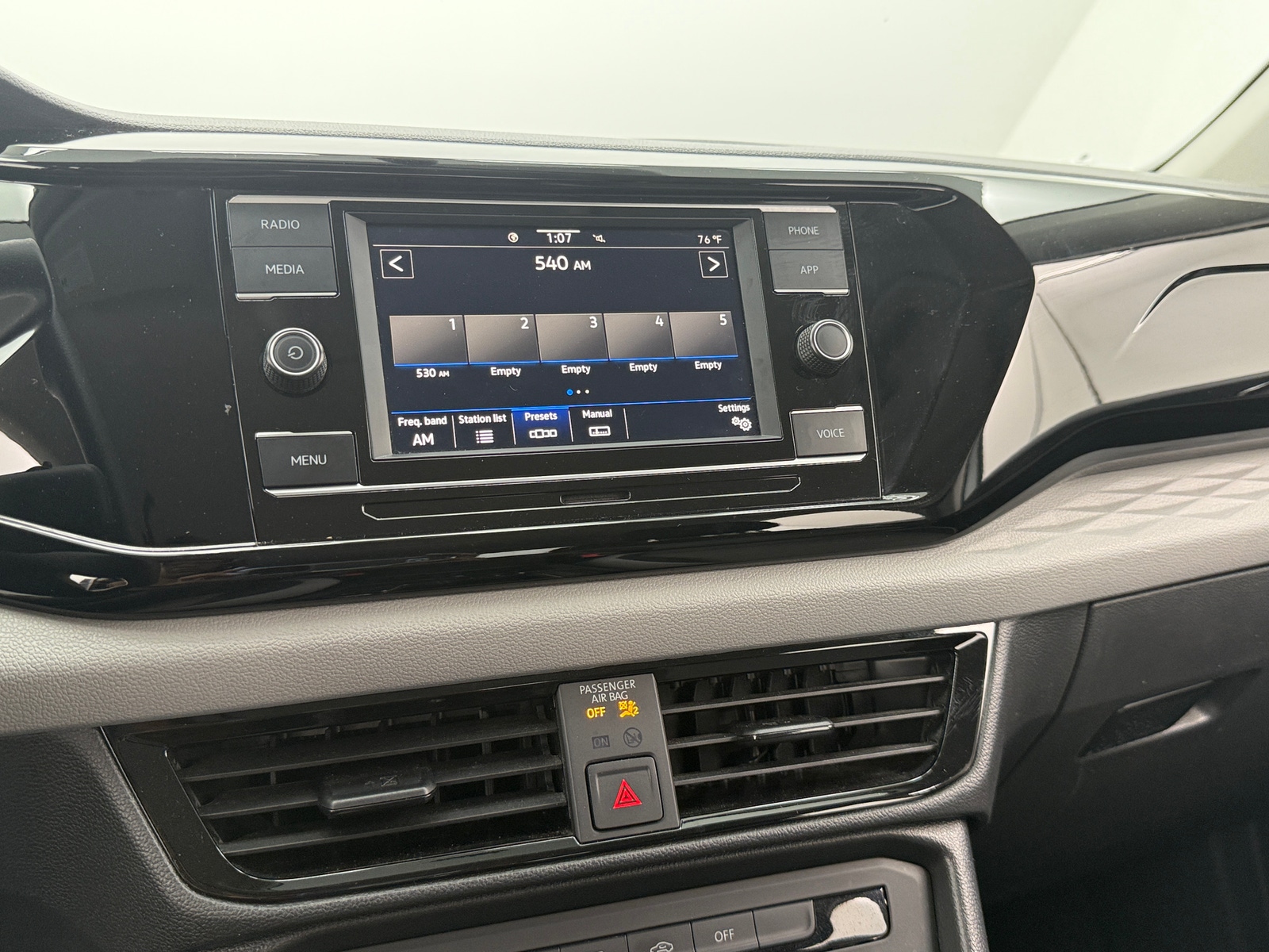 Thumbnail: 2022 Volkswagen Taos - 4